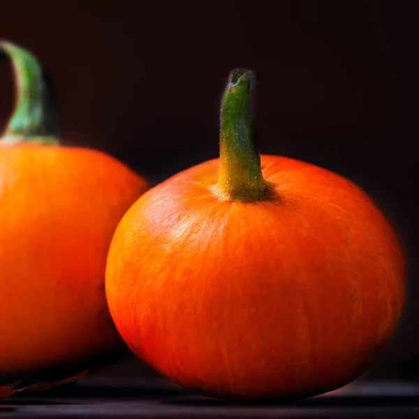 Оранжевые тыквы на столе — стоковое фото