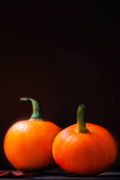 Zucche arancioni sul tavolo — Foto Stock