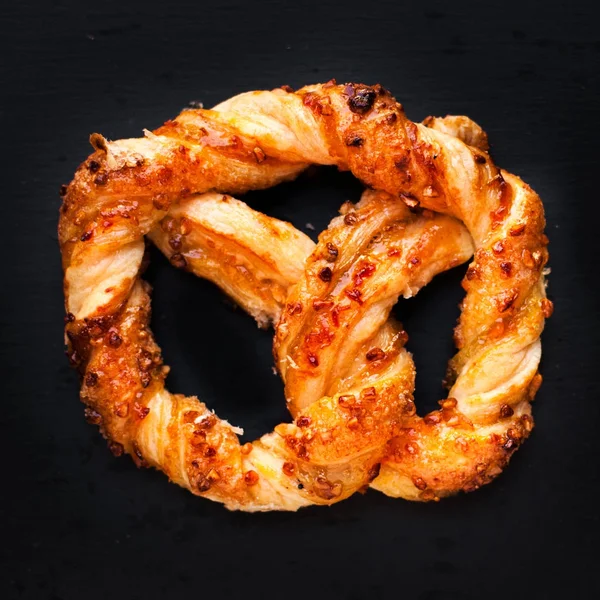 Delicioso pretzel bávaro fresco — Fotografia de Stock