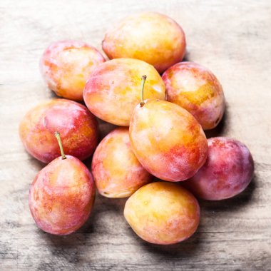 Taze Erik boşaltmak rustik ahşap tablo. Yığın güzel Erik