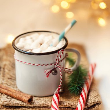 Marshmallow ile sıcak kakao kupa