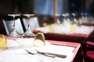 Restoranda boş bardaklar.