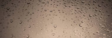 Vintage pencere camına yağmur damlaları. Ayrıntı kopya alanı ile ıslak bir yüzey su kapatın