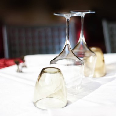 Boş gözlük Restoran şarap bardakları ve tabak yemek için ayarlayın. Bir yemek masası ayarı closeu için hizmet