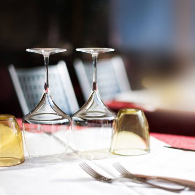 Boş gözlük Restoran şarap bardakları ve tabak yemek için ayarlayın. Bir yemek masası yakın ayarlama için servis