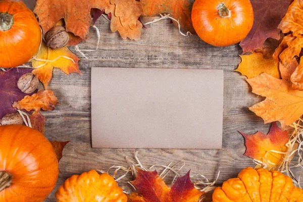 感恩节概念 边框或框架与南瓜和五颜六色的叶子在木背景与空白标签纸为文本 — 图库照片