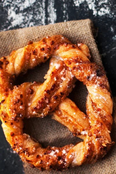 Delicioso pretzel bávaro fresco — Fotografia de Stock