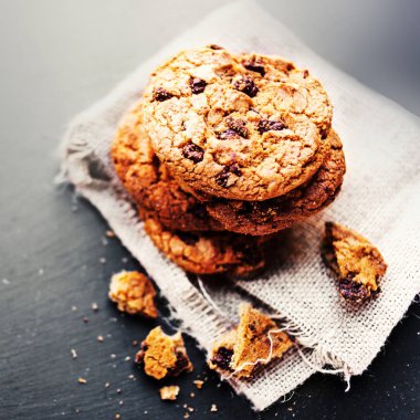 Çikolata parçacıklı kurabiye.