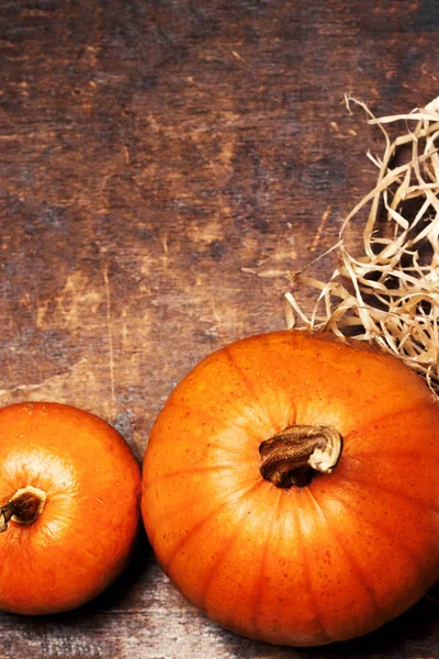 Instelling Van Tabel Van Het Thanksgiving Met Oranje Pompoenen Seizoensgebonden — Stockfoto