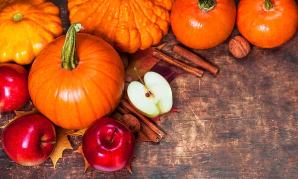 Oogst Thanksgiving Achtergrond Met Pompoenen Appels Gevallen Bladeren Houten Achtergrond — Stockfoto