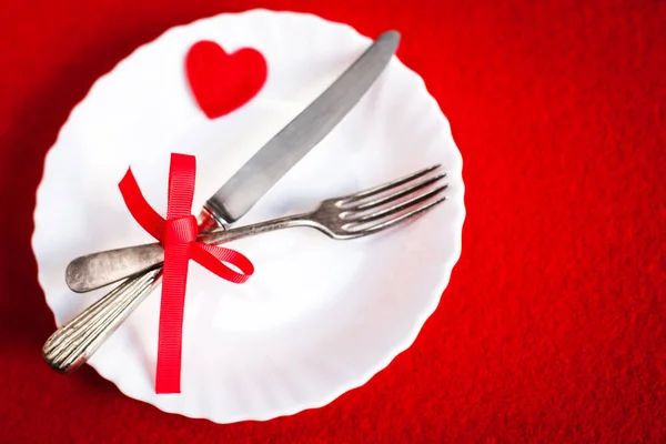 Valentine Day Table Setting Red Background Copy Space — Stock Photo, Image
