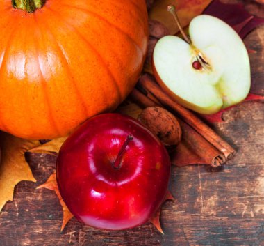 Kabak, elma ve boşaltmak ahşap zemin üzerine düşen yapraklar ile hasat ya da Şükran günü geçmiş. Cadılar Bayramı, Şükran günü veya mevsimlik sonbahar concep