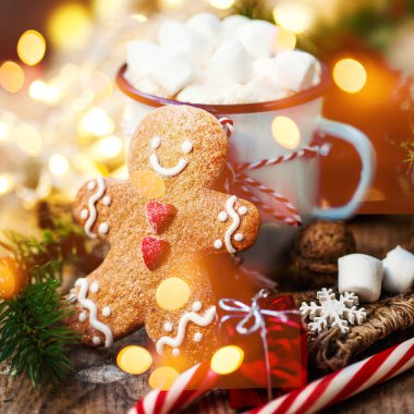 Sıcak çikolata ve gingerbread adam