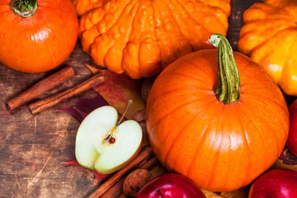 Oogst Thanksgiving Achtergrond Met Pompoenen Appels Gevallen Bladeren Houten Achtergrond — Stockfoto