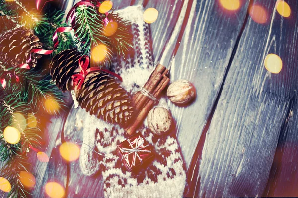 어두운 나무에 Christmasdecorations — 스톡 사진