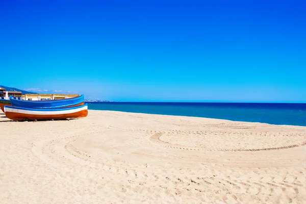 Barca colorata e spiaggia vuota — Foto Stock