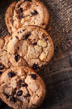 Çikolata parçacıklı kurabiye.