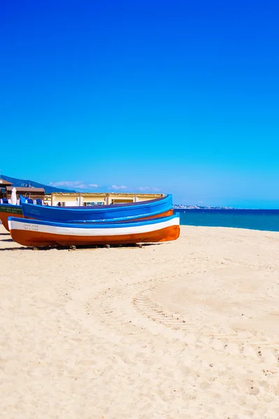 Barca colorata e spiaggia vuota — Foto Stock