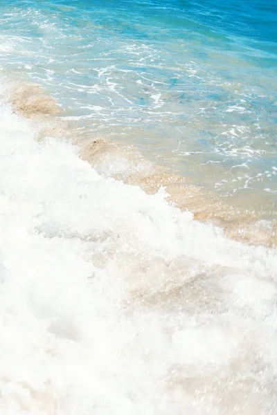 Мягкие волны синего океана — стоковое фото