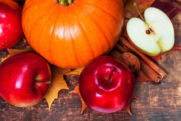 Kabak, elma ve boşaltmak ahşap zemin üzerine düşen yapraklar ile hasat ya da Şükran günü geçmiş. Cadılar Bayramı, Şükran günü veya mevsimlik sonbahar concep