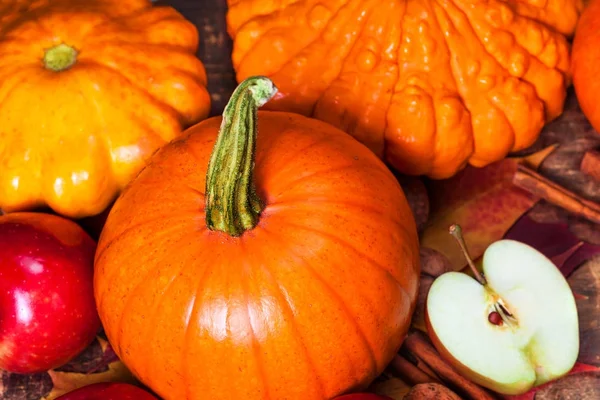 Oogst Thanksgiving Achtergrond Met Pompoenen Appels Gevallen Bladeren Houten Achtergrond — Stockfoto