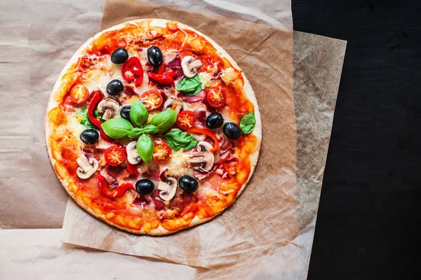 Pizza picante de pepperoni —  Fotos de Stock