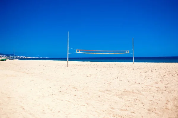 Rete da pallavolo e spiaggia vuota — Foto Stock
