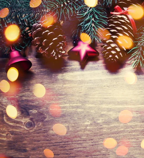 暗い木製のボアに休日の装飾とクリスマス組成 — ストック写真
