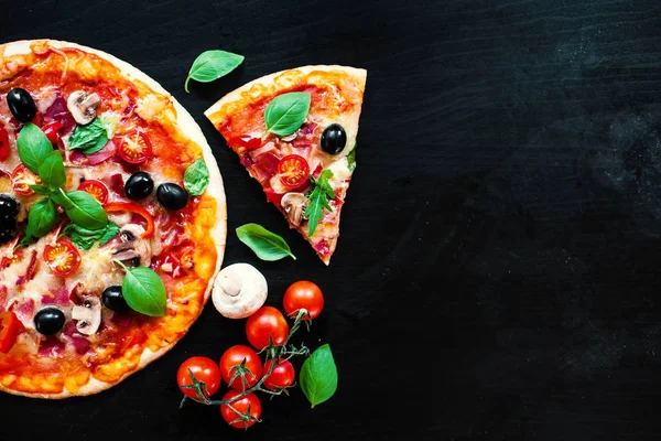 Pizza picante de pepperoni —  Fotos de Stock