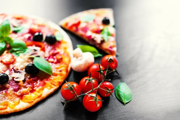 Heta pepperoni pizza — Stockfoto