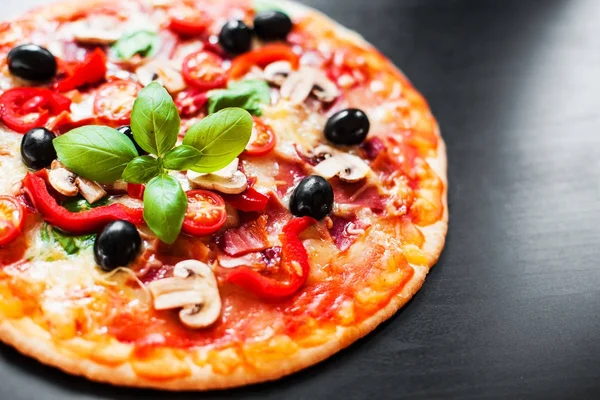 ホット ペパロニのピザ — ストック写真