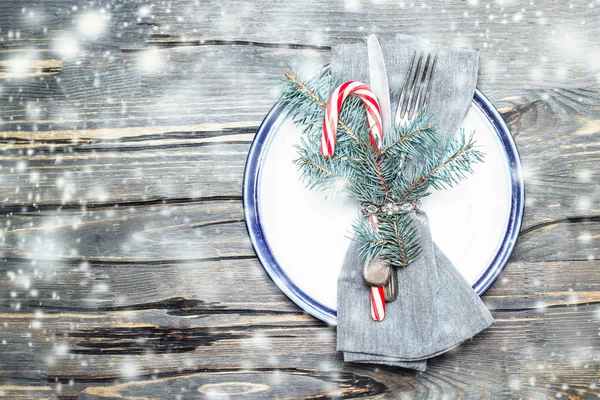 Mesa Navidad Con Decoraciones Festivas Sobre Fondo Madera Brillante Con —  Fotos de Stock