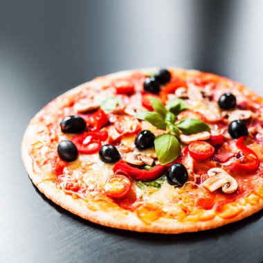 Kopya alanı ile karanlık bir arka plan üzerinde sıcak pizza Sucuklu sosisli. Peynirli Pizza