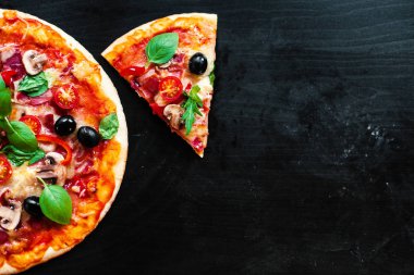 Bir pizzacı veya restoran pizza dilim Pepperoni, peynir ve zeytin erime ile servis