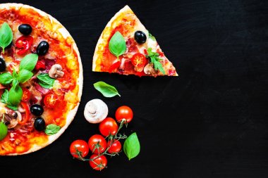 Bir pizzacı veya restoran pizza dilim Pepperoni, peynir ve zeytin erime ile servis
