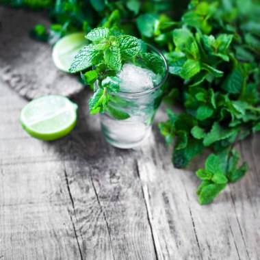 Taze Mojito, seçici focu bir rustik masaya yakın kokteyl