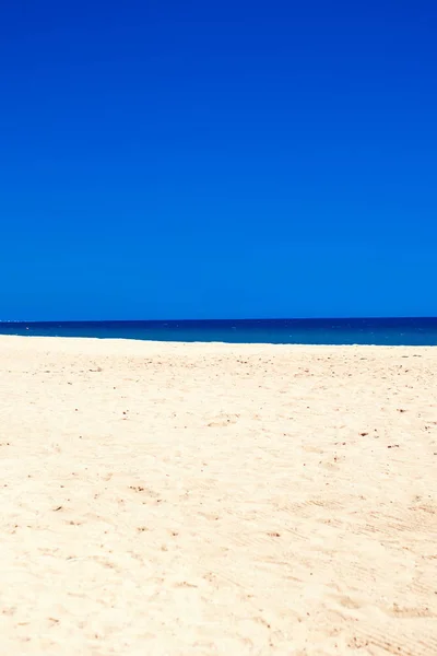 Море Пляжем Які Хвилі Синій Океан Літній День Піщаний Пляж — стокове фото
