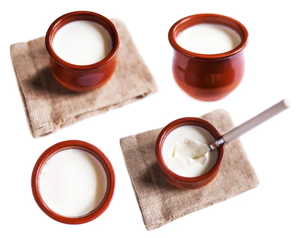 Krémes Joghurt Vagy Túró Túró Agyagedények Elszigetelt Fehér Background Hagyományos — Stock Fotó