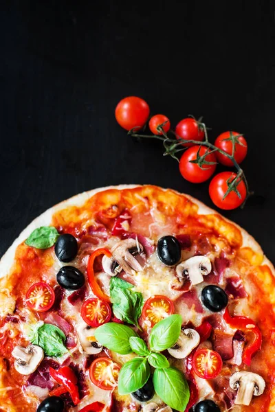 Pizza Piccante Con Salsiccia Piccante Sfondo Scuro Con Spazio Copia — Foto Stock