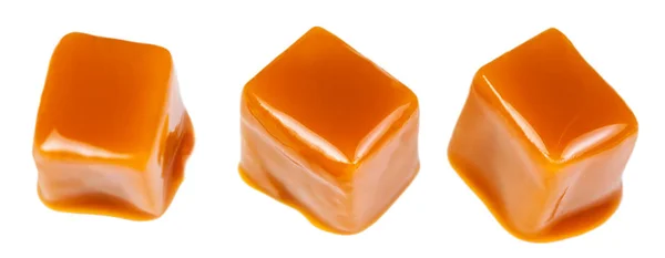 Salsa Caramelo Que Fluye Sobre Caramelos Caramelo Aislada Sobre Fondo —  Fotos de Stock