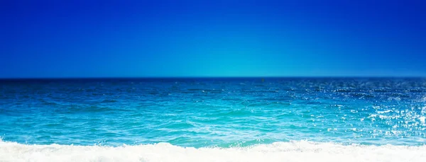 Sea Beach Zacht Golf Van Blauwe Oceaan Zomerdag Zandstrand Achtergrond — Stockfoto