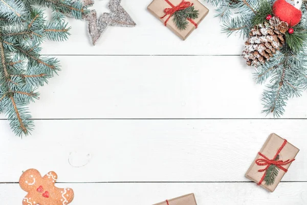 Weihnachtsrahmen Mit Festlichen Symbolen Auf Weißem Holzhintergrund Mit Copyspace Weihnachtskomposition — Stockfoto
