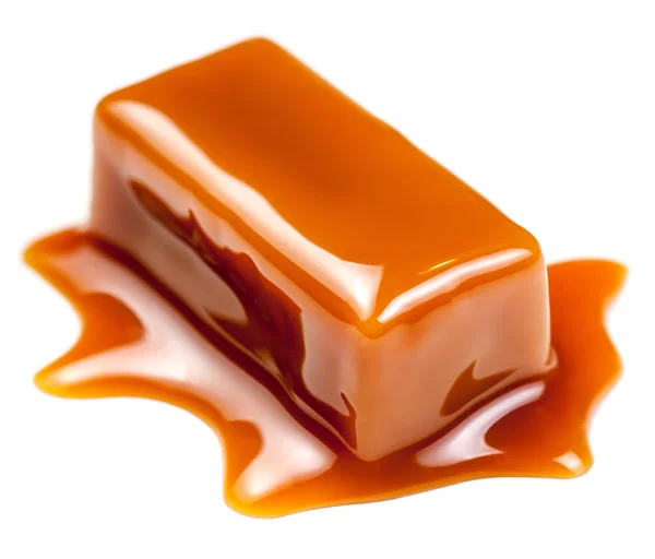 Karamellsoße Fließt Auf Karamellbonbons Isoliert Auf Weißem Hintergrund Golden Butterscotch — Stockfoto