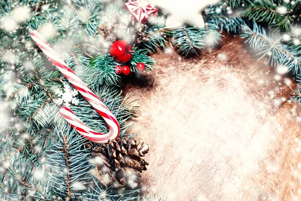 Christmas Träram Bakgrund Med Gröna Fir Grenar Och Xmas Dekorationer — Stockfoto