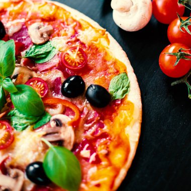 Mozarella Pizza eriyen peynir ve zeytin bir pizzacı ya da Restoran kara tahta üzerinde kopya alanı ile hizmet ile dilim 