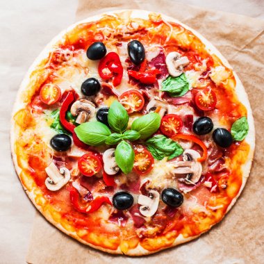 Sıcak pizza dilim Pepperoni, peynir, mozzarella ve domates rustik bir arka plan üzerinde kapat.