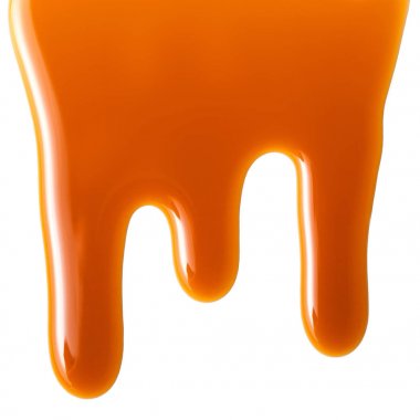 Beyaz arka plan üzerinde izole tatlı Karamel Sos kapatın. Karamelalı şekerleri karamel altın sıvı