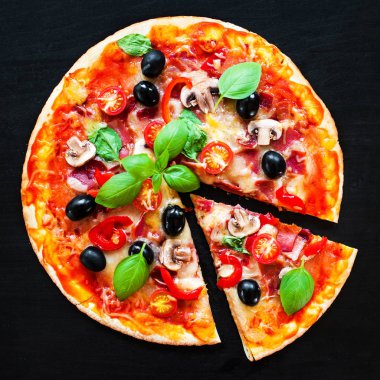 Mozarella Pizza eriyen peynir ve zeytin bir pizzacı ya da Restoran kara tahta üzerinde kopya alanı ile hizmet ile dilim 