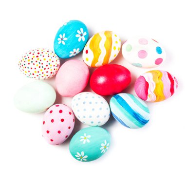 Beyaz arka plan ile boşaltmak izole yumurta. Mutlu Paskalya