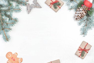 Noel tatil dekorasyon öğeleri, hediyeler ve köknar ağacı dalları Beyaz ahşap zemin üzerinde arka plan. Noel düz lay ve üst sınır ve boş kopya alanı kompozisyonu görüntülemek